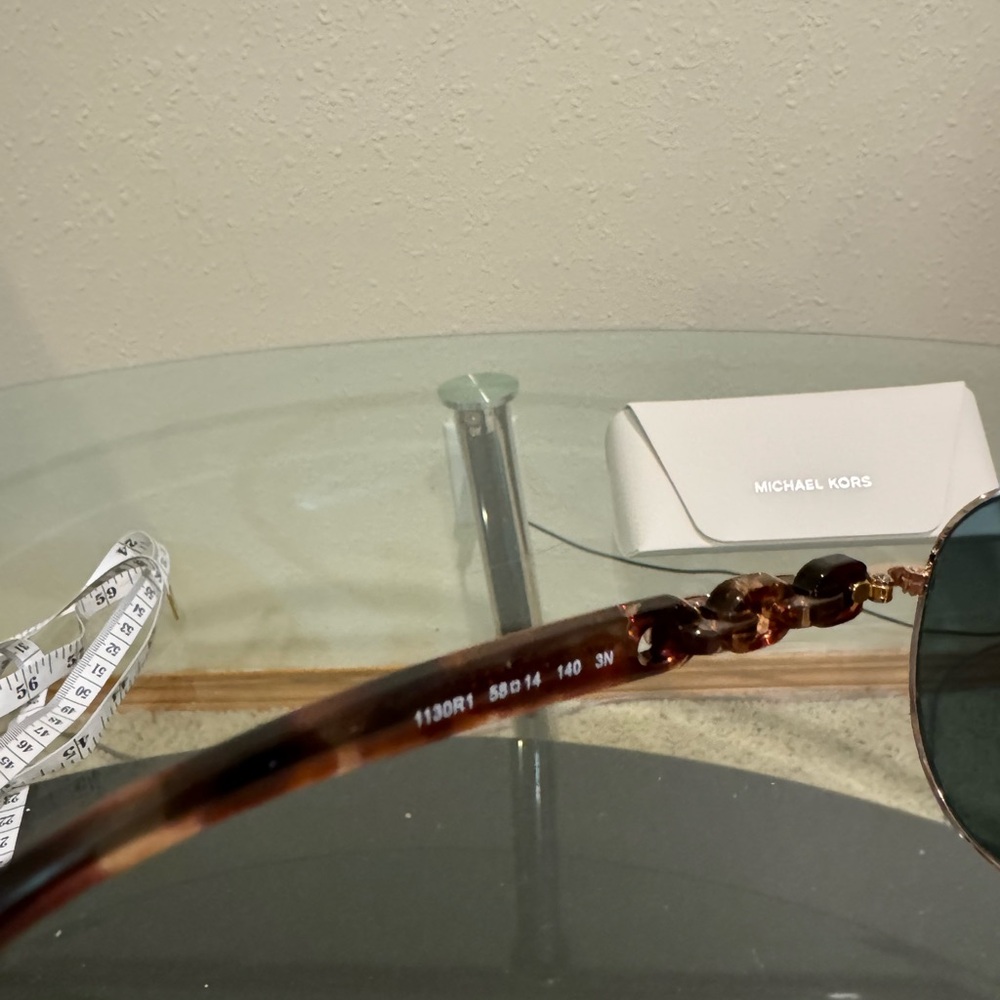 Michael kors aviator style sunglasss - Picture 7 of 7